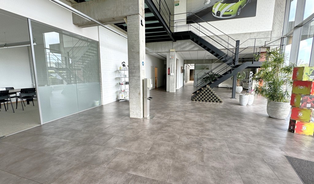 Bedrijfsgebouw met buitenopslag te huur vlakbij E17 in Zwijndrecht