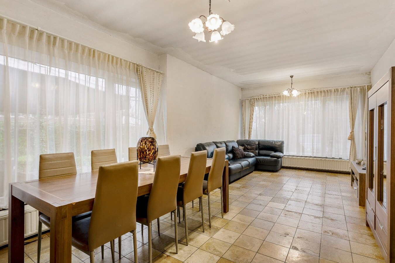 Op te knappen karakteristieke hoekwoning, 4 slpk, (EPC-label C) gelegen aan het Haspengouwse landschap. 