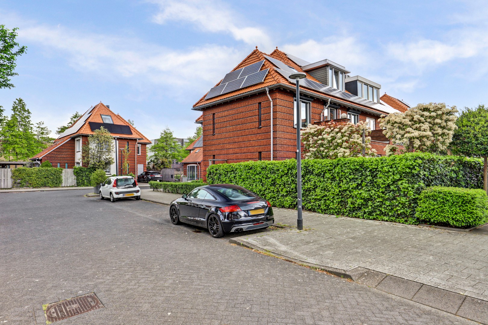 Luxe en royale 5-kamer 2-onder-1-kap woning met garage, eigen parkeerplaats, sauna én zonnige tuin op het zuiden en gelegen in een rustige straat! 