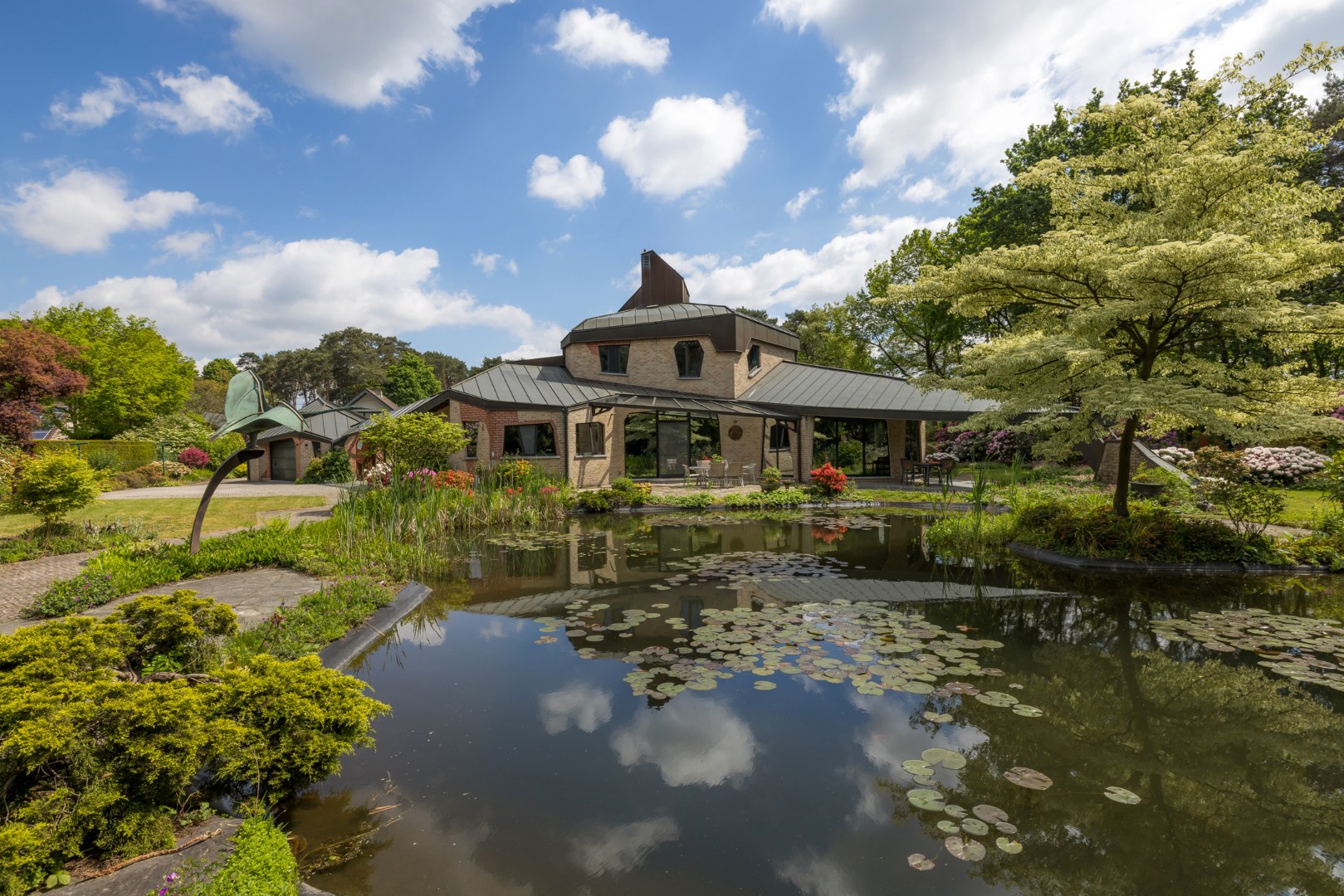 Een uitzonderlijke villa waar architectuur, natuur en kunst in perfecte harmonie samenkomen 