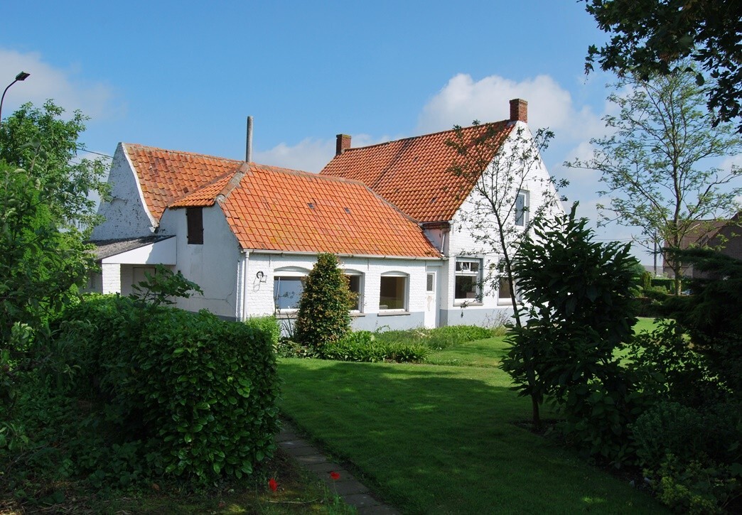 Te renoveren hoeve met stallingen op 9.333m² (+ev. 5ha) te Deinze 