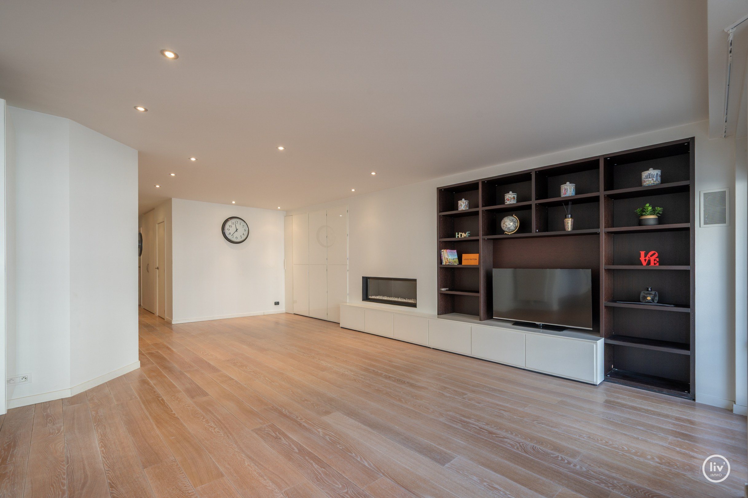 Appartement exceptionnellement spacieux avec une largeur de façade exceptionnelle et une superficie totale de 163 m², idéalement situé sur l'avenue Dumortier à Knokke. 