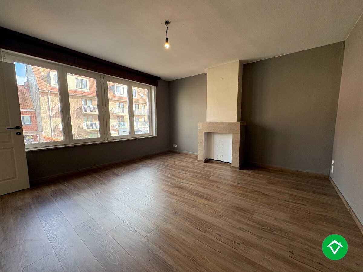 Te koop: Uniek gebouw met 2 appartementen, garage en ruime tuin – hartje Nieuwpoort-Stad 