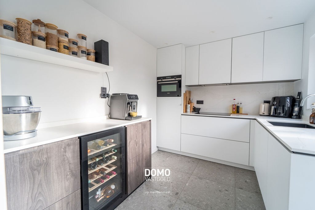 VOLLEDIG GERENOVEERDE OPEN BEBOUWING MET 4 SLAAPKAMERS EN GARAGE 