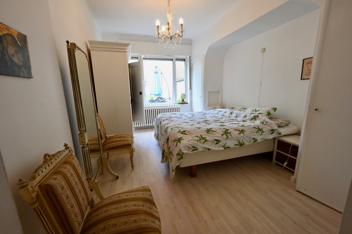 ONGEMEUBELD - Gelijkvloers-appartement met tuin op wandelafstand van de Lippenslaan. 