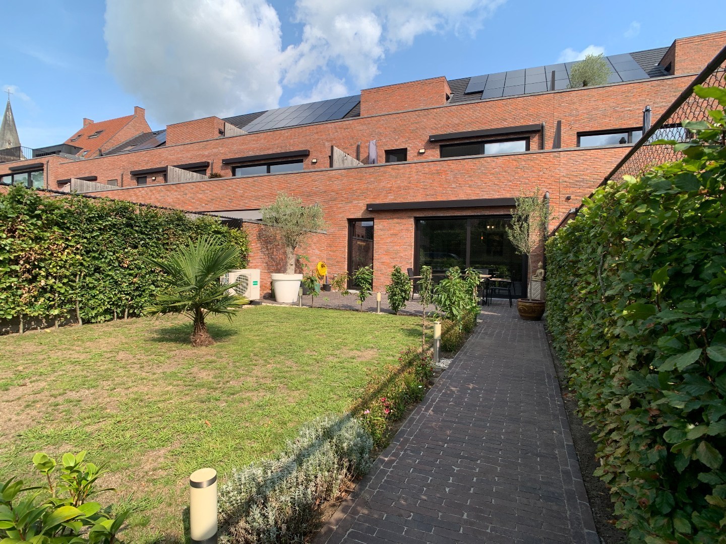 Luxe gelijkvloers appartement met tuin, 2 slaapkamers en dressing 