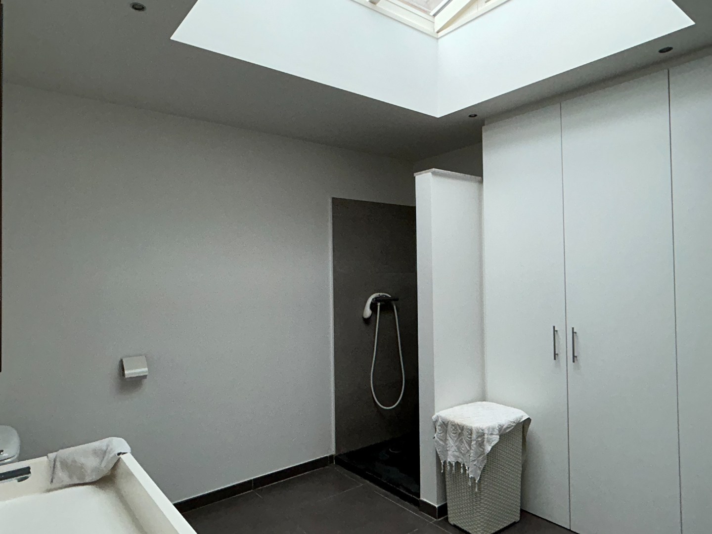 Volledig gerenoveerde woning met winkelruimte, garage en tuin op 1.280m² 