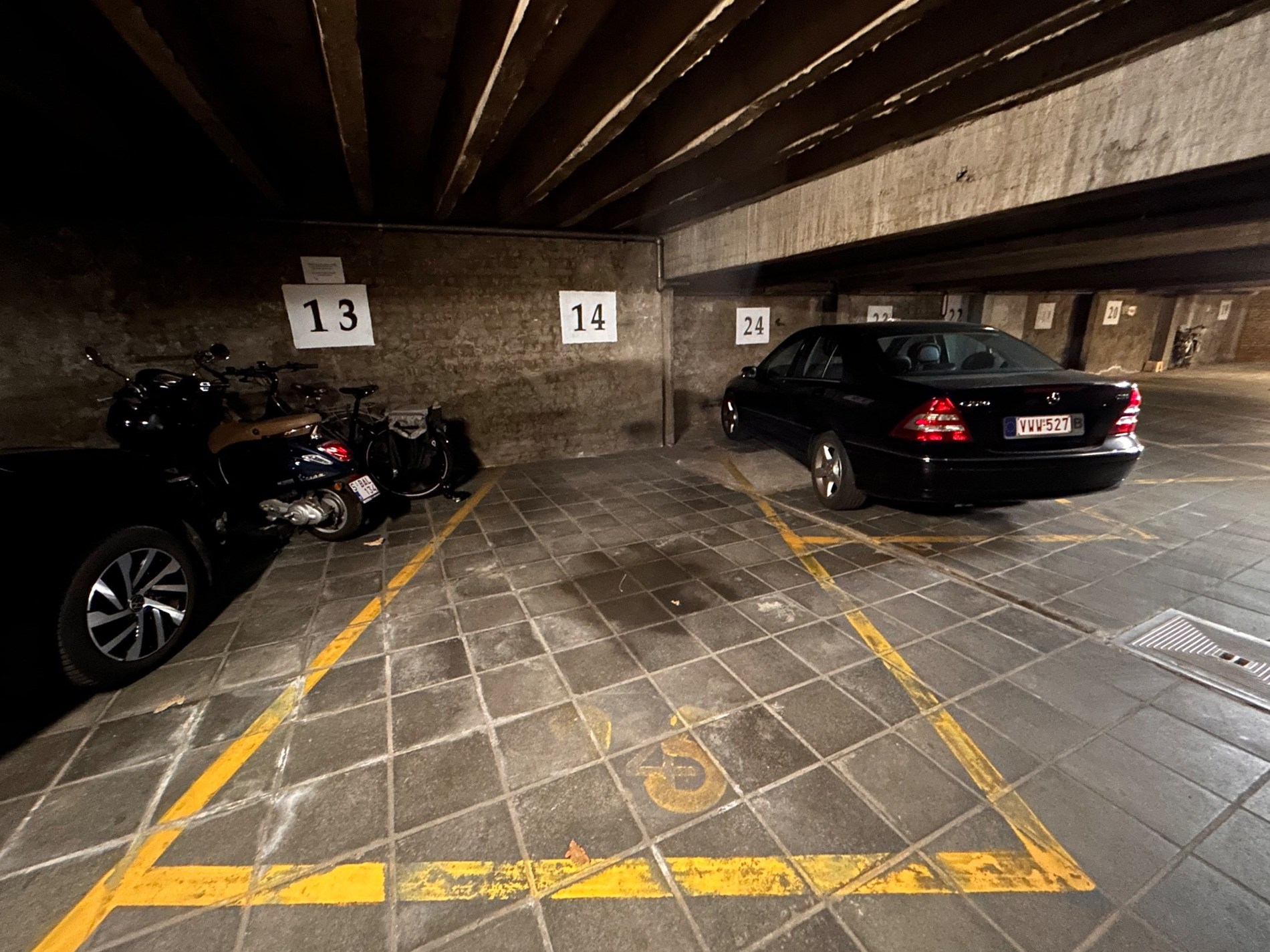 Emplacement spacieux à louer au 151 avenue Piers de Raveschoot. 