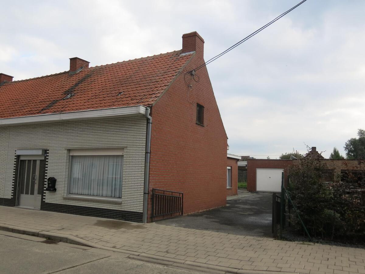 Centraal gelegen halfopen woning met ruime garage 