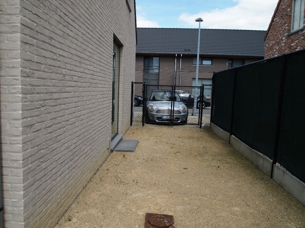 Ruime recente halfwoning met 3 slaapkamers, tuin en garage,  Tategemstraat 34, 8790 Waregem 