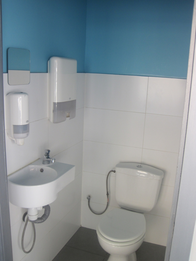 Gelijkvloers pand op top-ligging. Mogelijkheden als winkel of kantoor. 