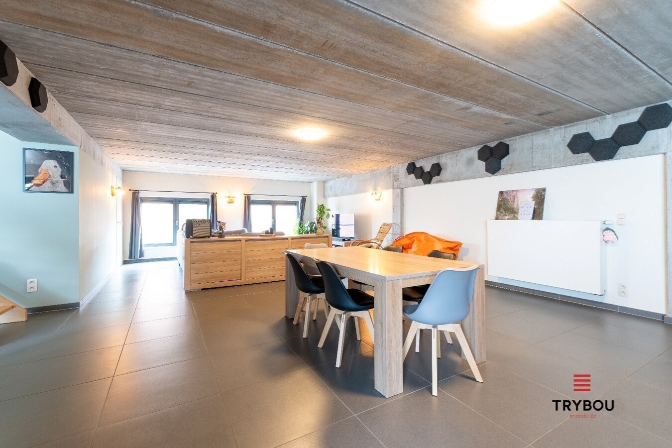 Uitzonderlijk ruime industriële duplex met ruim terras in centrum Roeselare 