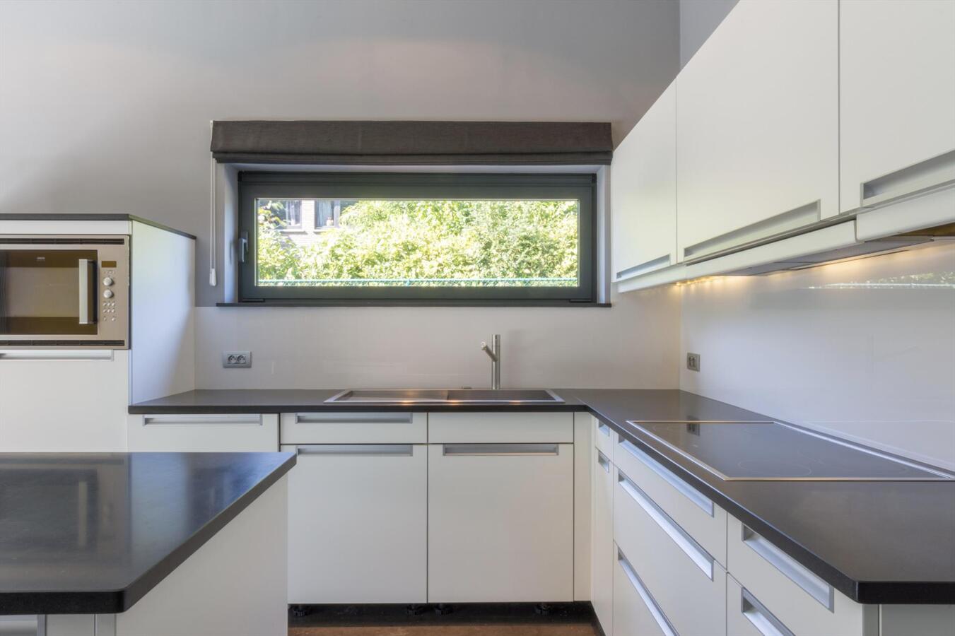 Moderne laagbouwwoning met magazijn 