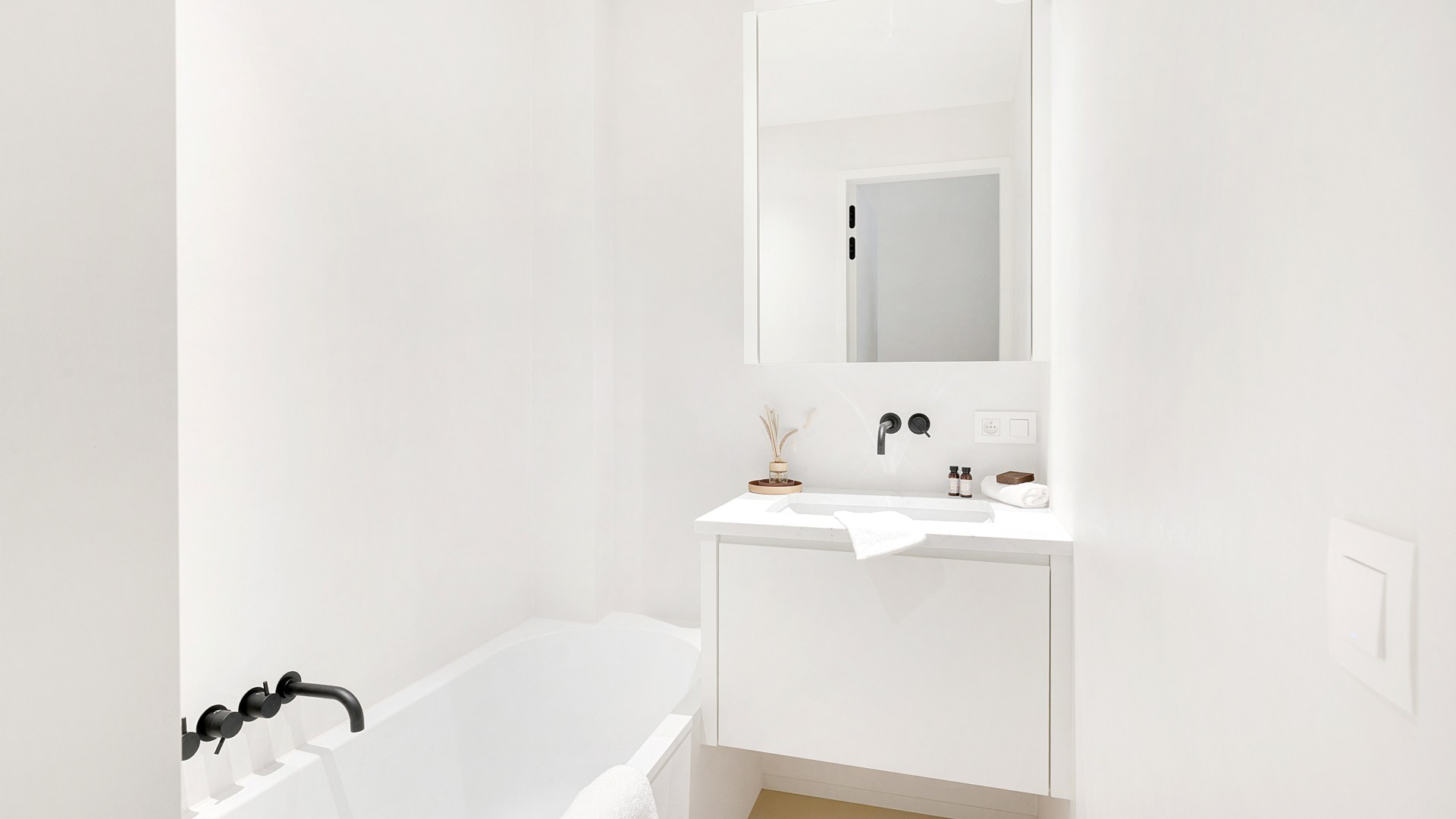 Op een absolute topligging aan de zeedijk in het Zoute bevindt zich dit prachtig gerenoveerde appartement op de eerste verdieping van een standingvolle residentie, met een gevelbreedte van 5,20 meter 