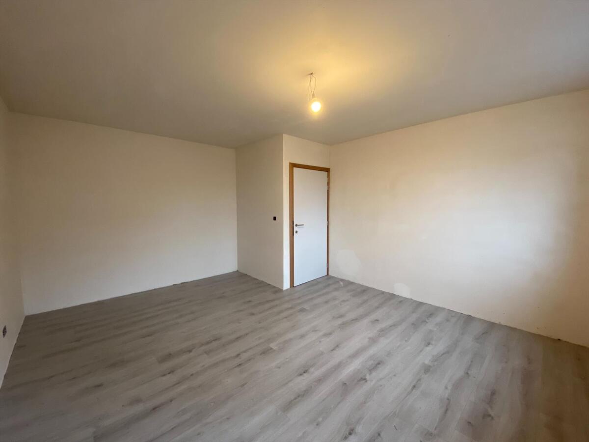 Ruime, energiezuinige nieuwbouwwoning met loods te Brielen 