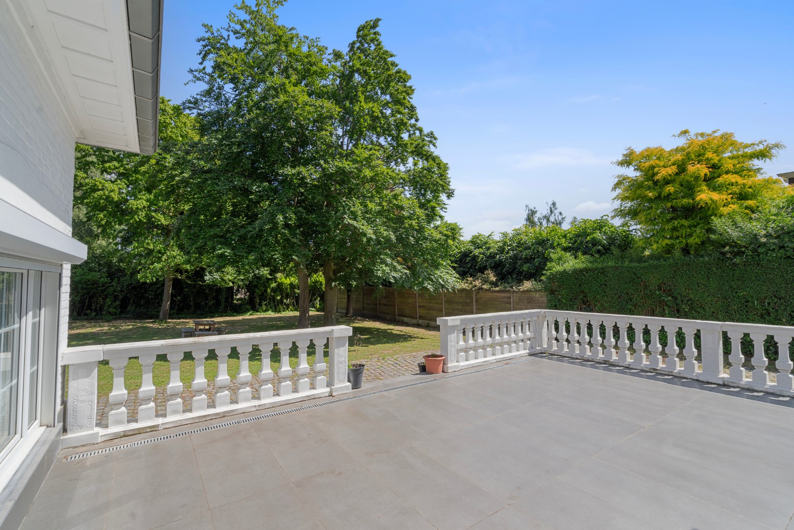 Stijlvolle villa met 5 slaapkamers op mooi perceel van 1325m² 