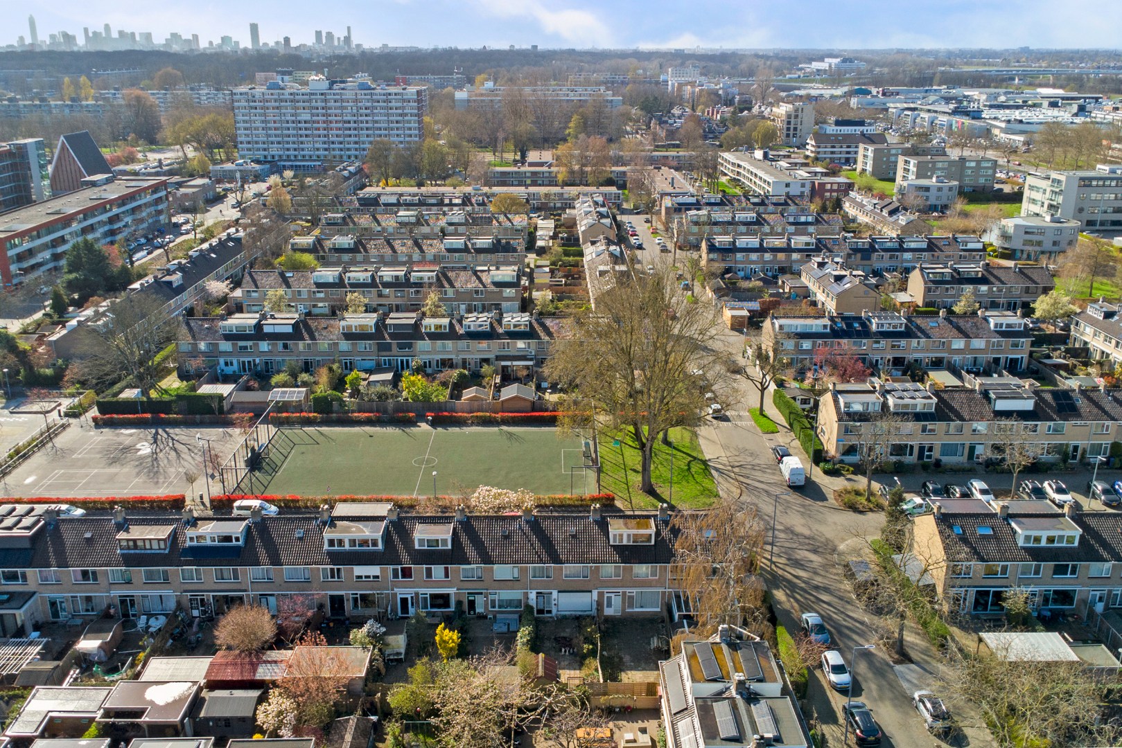 Op zoek naar een ruime 5-kamer woning op eigen grond waar u, uw wensen nog kunt uitvoeren ? 