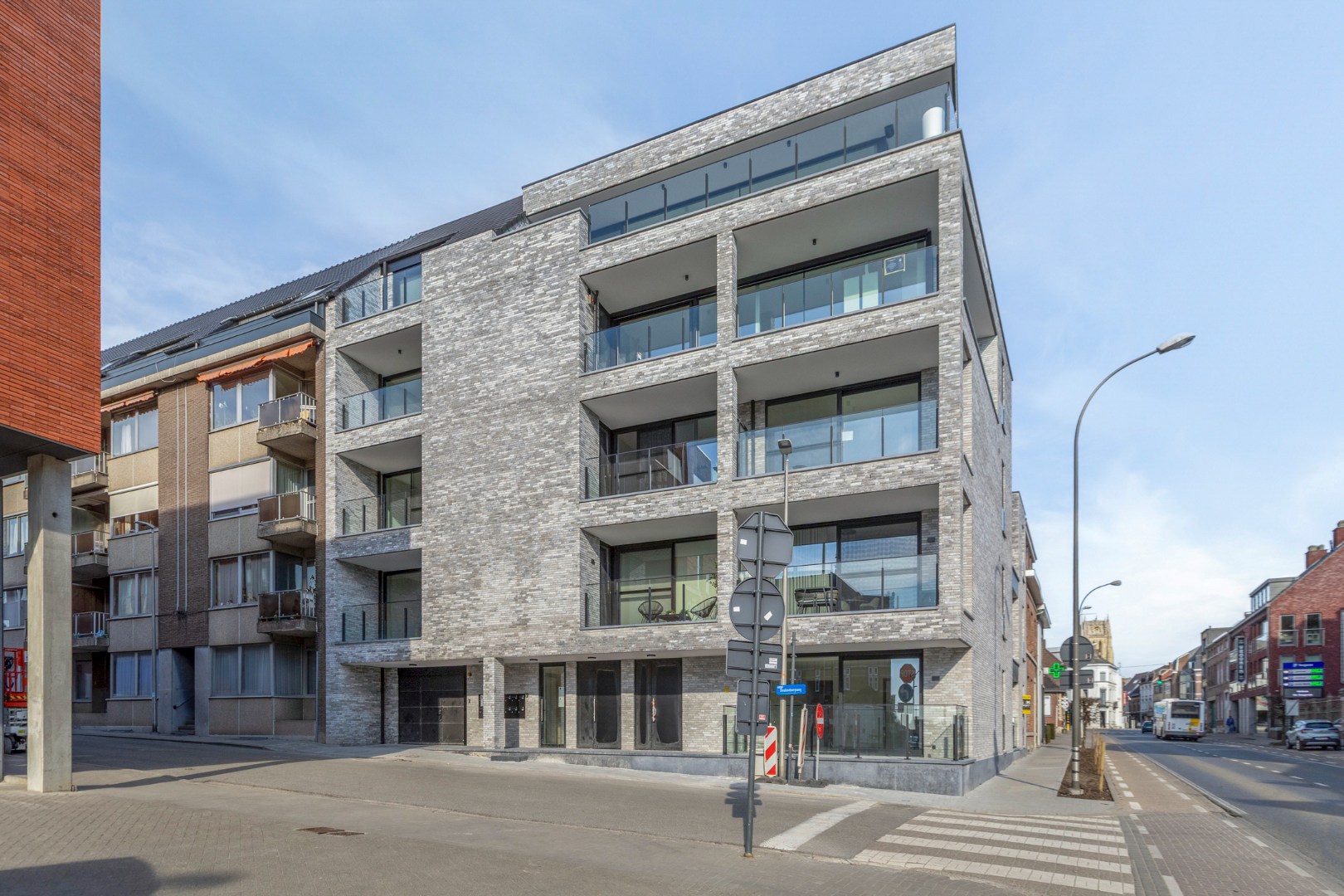 GELIJKVLOERS NIEUWBOUW APPARTEMENT MET TERRAS 