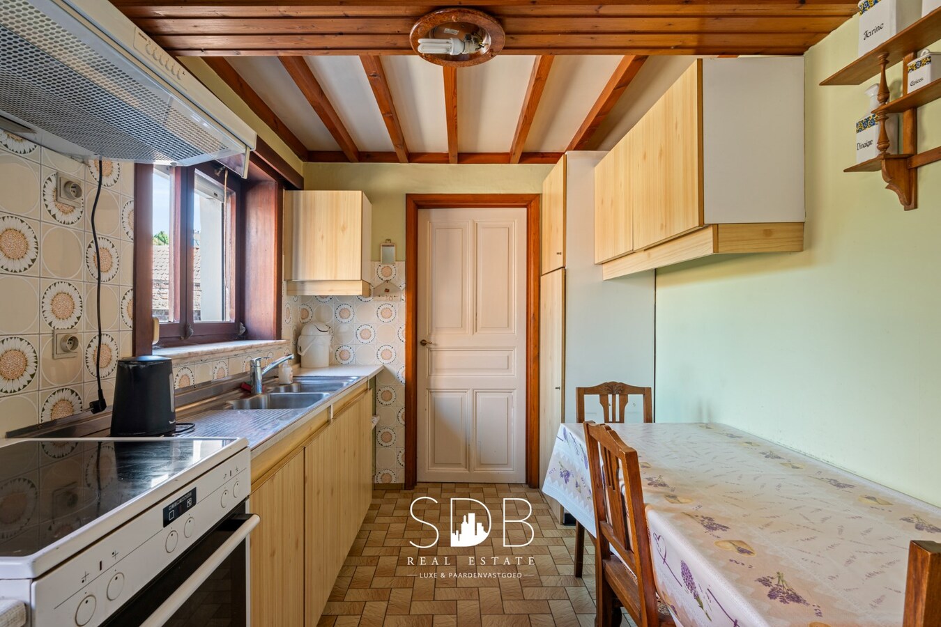 Charmante hoeve met bijgebouwen en graslanden op 1.5114m² 