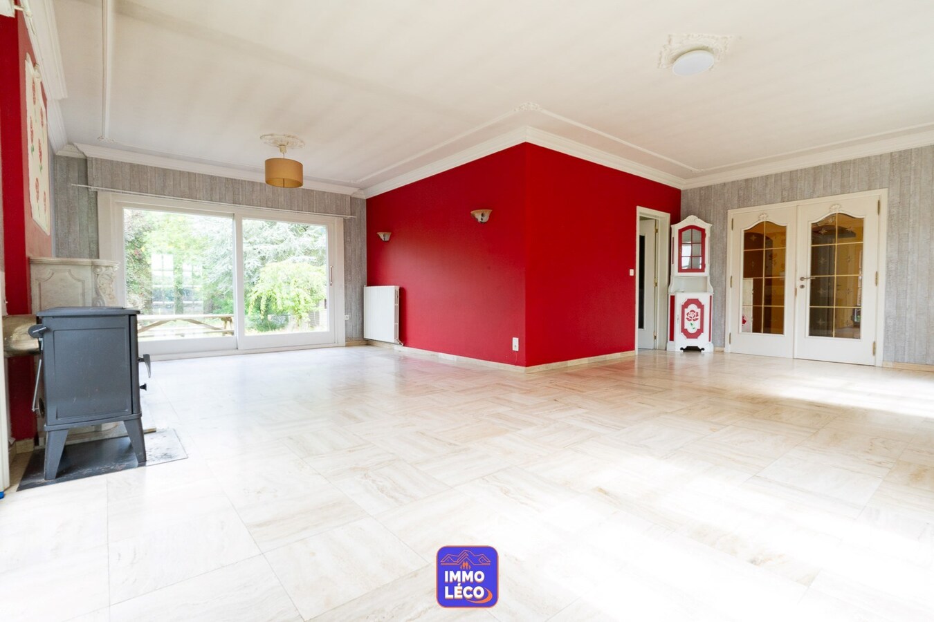Villa "Semi Plain-Pied" érigée sur 2840m² avec grand étang, 2 garages &amp; parking privatif. 