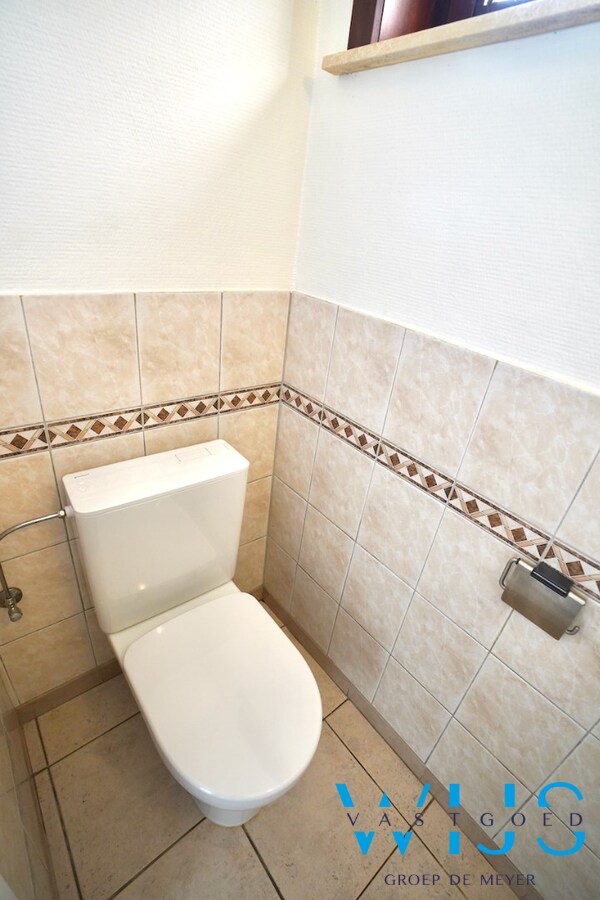 Instapklaar woonhuis in woonwijk te Eeklo! 