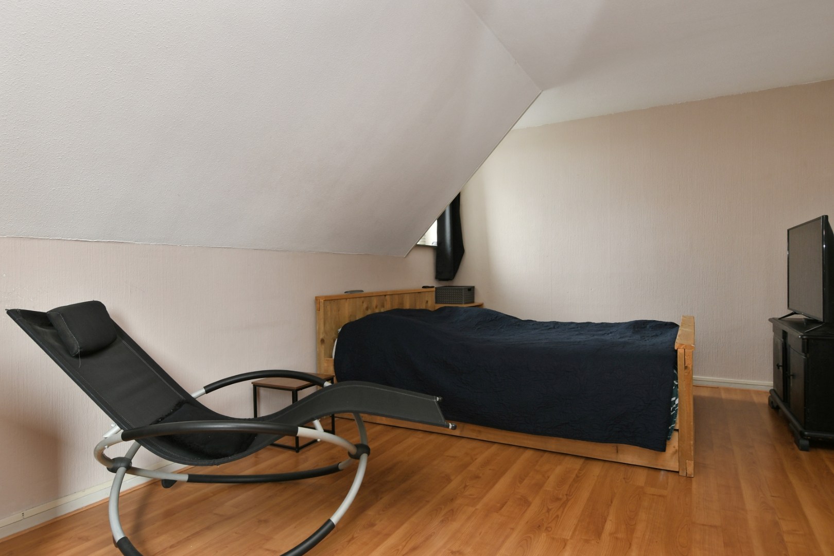 Fraai gelegen halfvrijstaande woning in hartje Kessel met vier slaapkamers, souterrain, inpandige garage, tuinkamer, zwembad en prachtig uitzicht over de Maas 