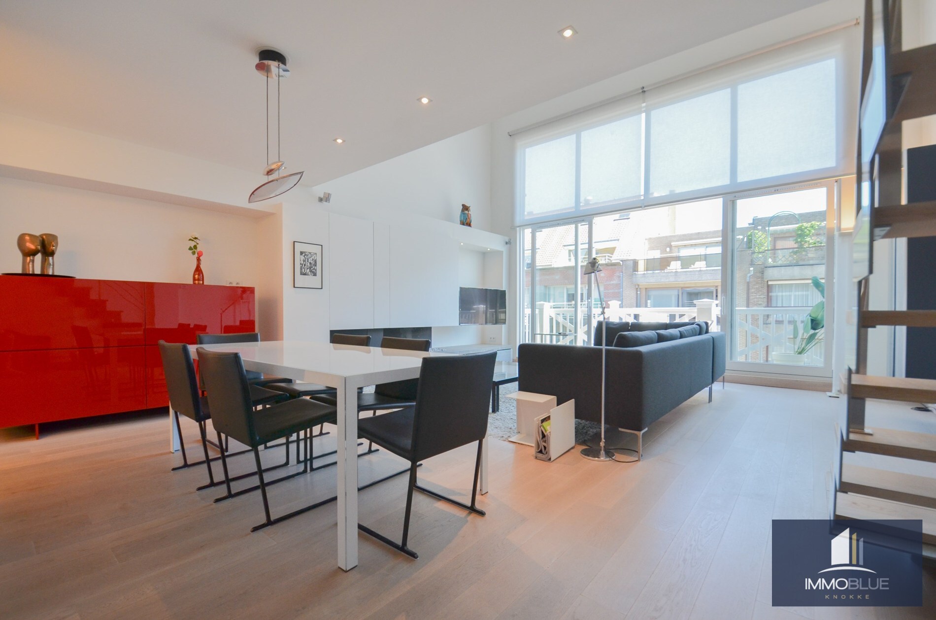 Duplex mezzanine lumineux et spacieux à louer, situé à deux pas de la mer. 