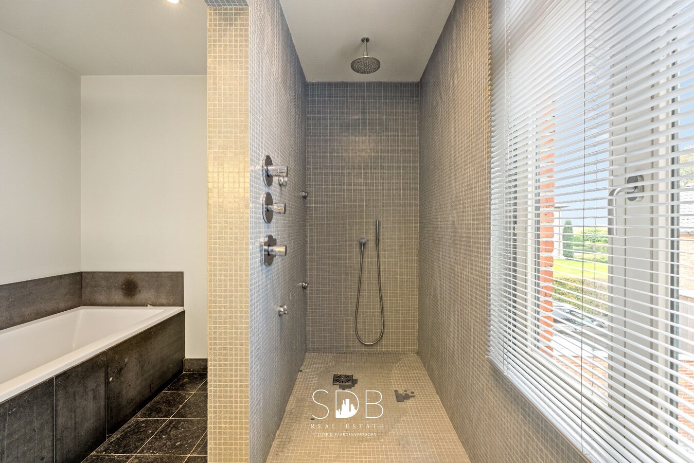 Prachtige woning met paardenfaciliteiten op 11.703m² 