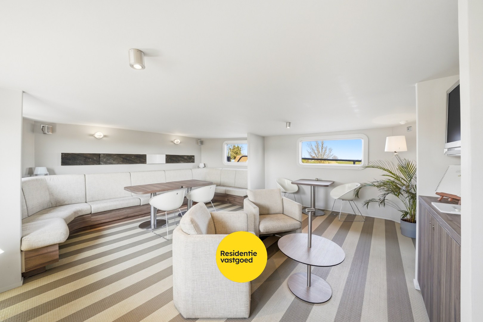 Unieke woonboot met B&amp;B en vergunde ligplaats in Plassendale 