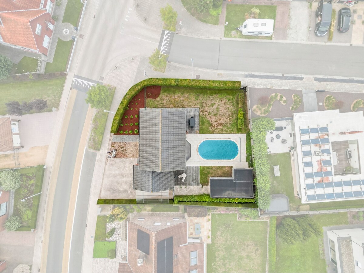 Stijlvolle villa met zwembad op rustige locatie te Bissegem/Heule te koop ! 