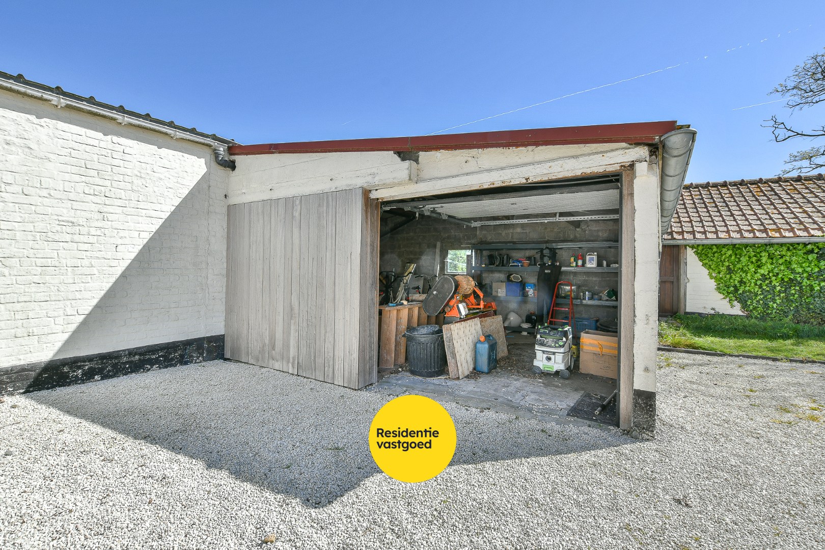 Authentieke hoeve met bouwland, stallen en bijgebouwen op unieke landelijke ligging tussen De Haan en Nieuwmunster 