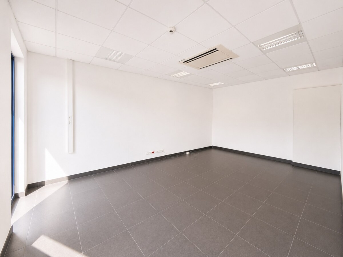 À Dottignies : surface commerciale modulable de ±116 m² avec jardin et excellente visibilité ! 