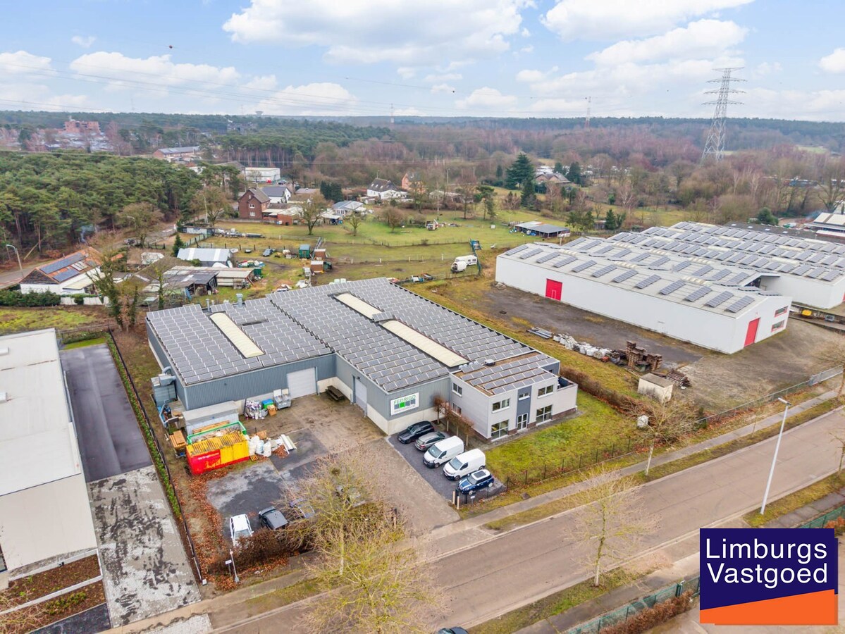 Industrieel gebouw, met woonst.1.696m², met kantoren 120m² + appartement 120m², Genk-Zuid 