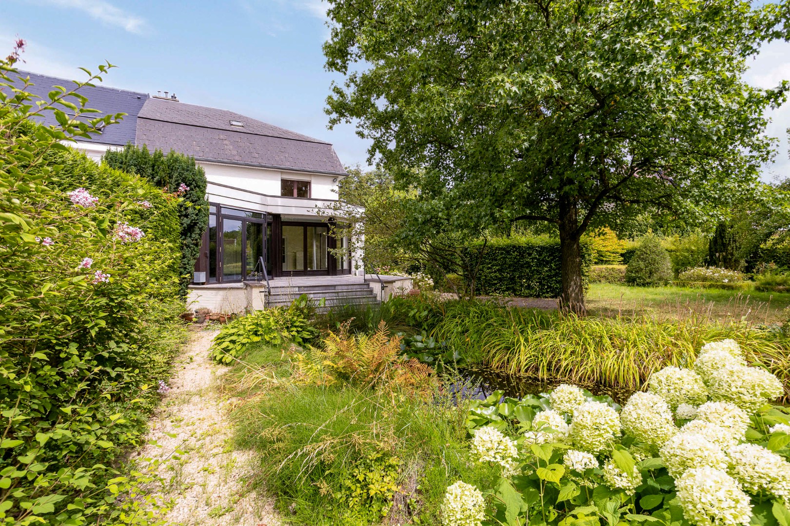 Charmante halfopen woning op twee percelen, prachtig aangelegde, bloemrijke tuin - 1652 ALSEMBERG (BEERSEL) 