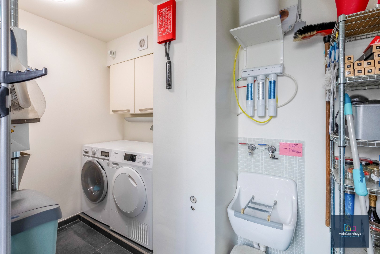 VERKOCHT ! Instapklare energiezuinige handelswoning met tuin en garage 