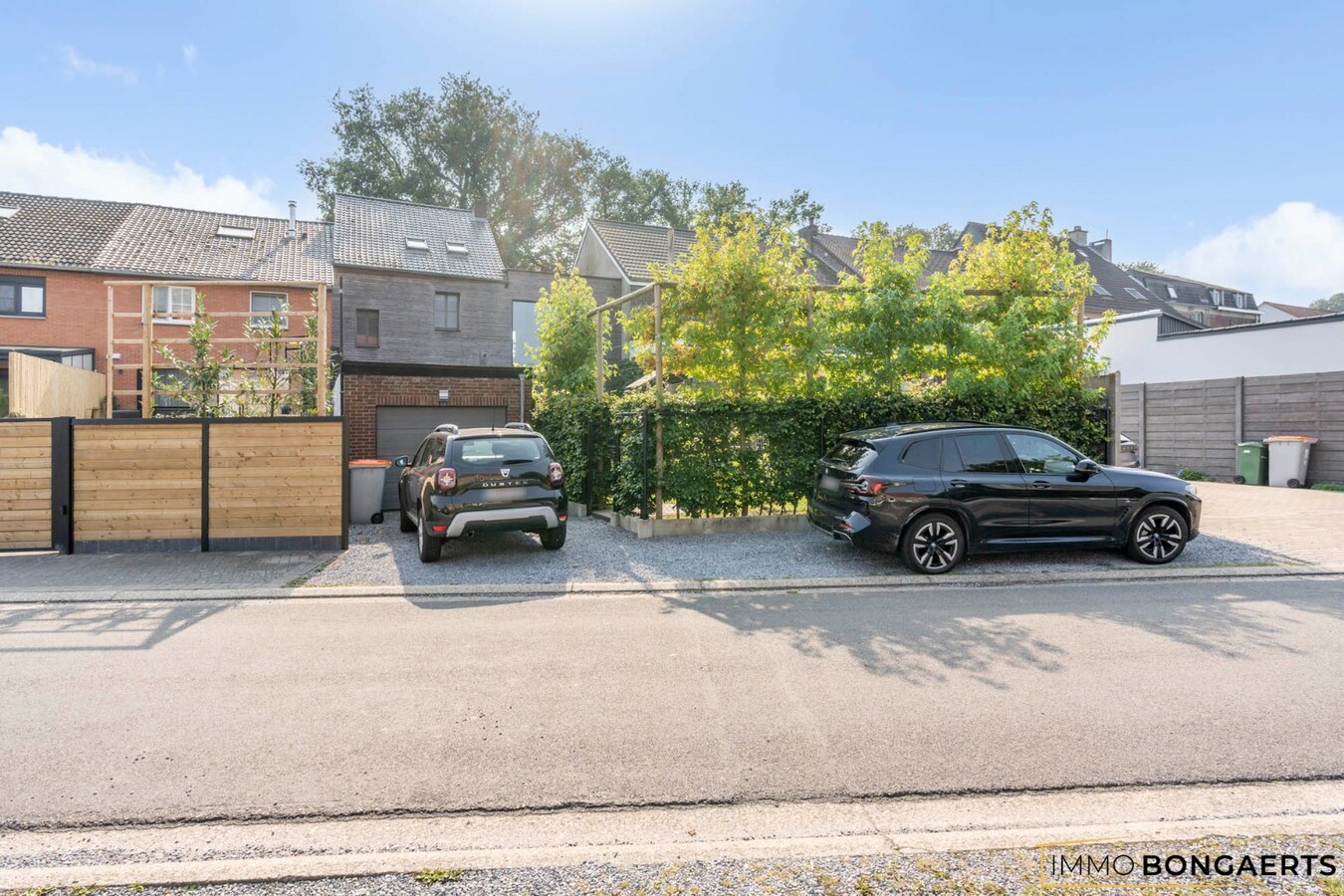 Ruime woning met garage, tuin en drie slaapkamers 