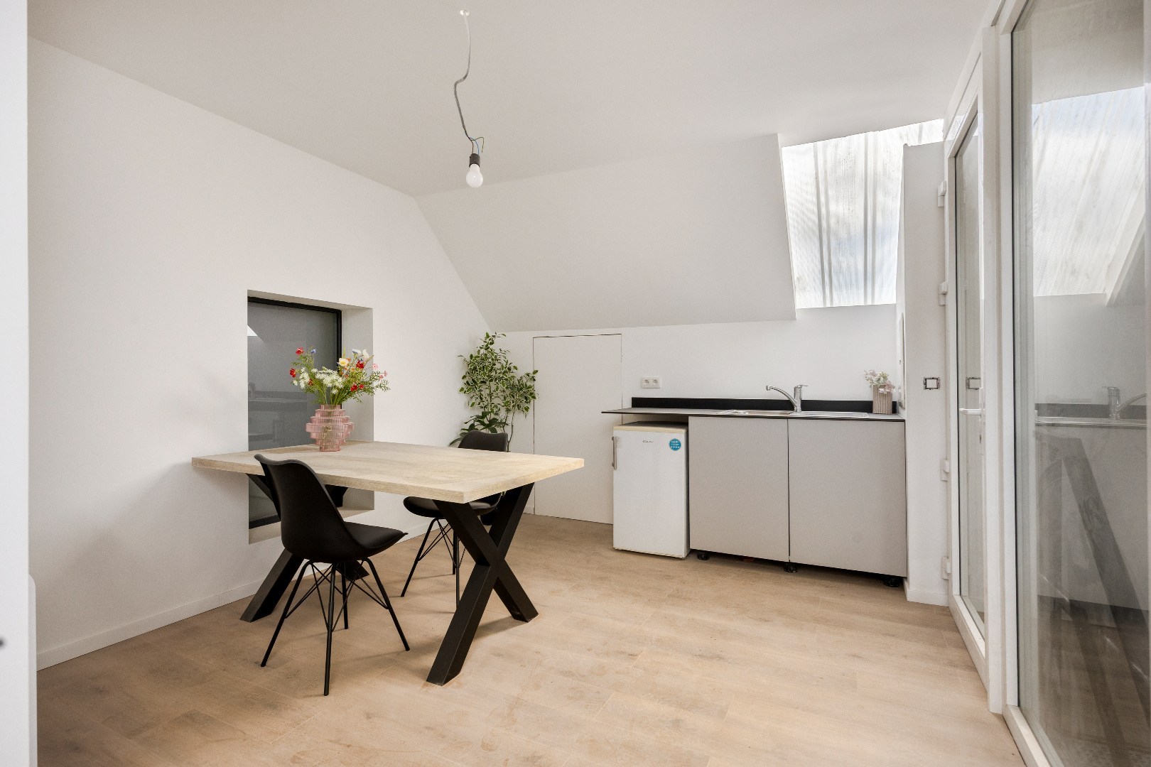 Vernieuwde loods en vergunde bouwgrond voor halfopen bebouwing te Lembeek 