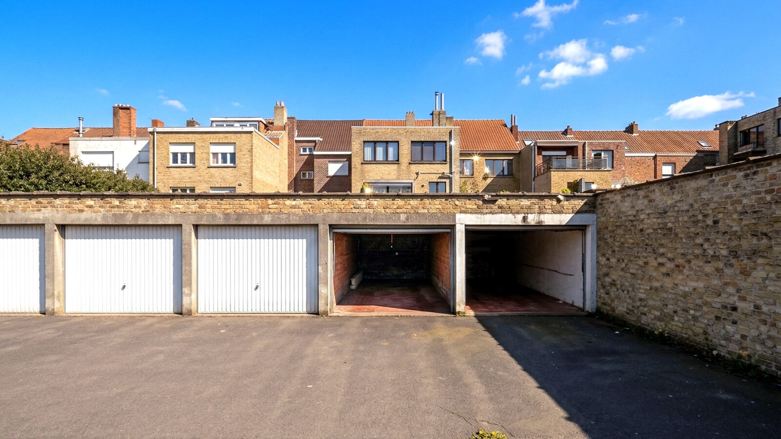 Ruime bel-etagewoning met garage en zonnepanelen in hartje Heist. 