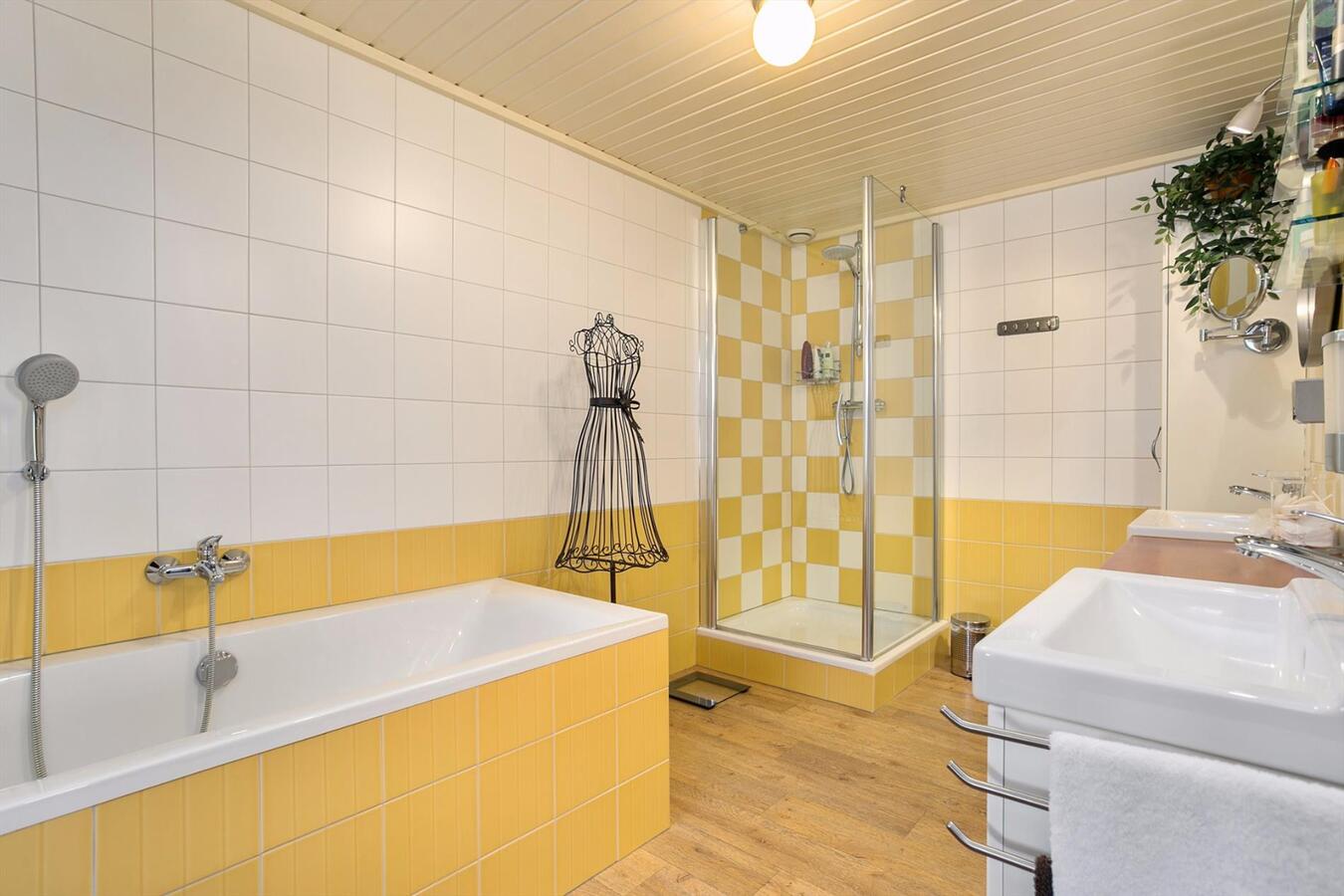 Fraai gelegen, karakteristiek vooroorlogs, vrijstaand gerenoveerd woonhuis op perceel van 1.035 m2 aan de Tonterstraat 42 te Riethoven. 