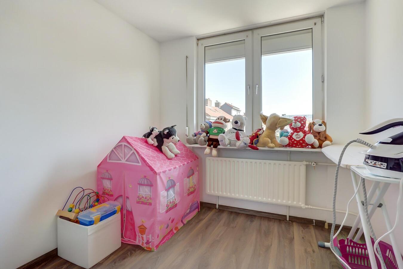 Tussenwoning met 4 slaapkamers en ruime garage van 6 x 5 m! 