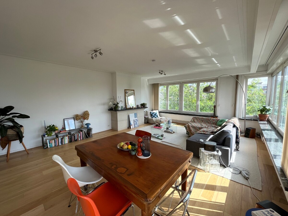 Ruim, lichtrijk appartement met garage én berging (kelder). 