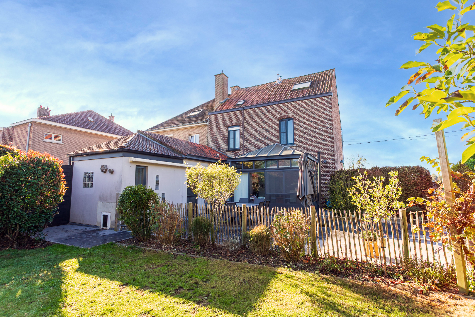 Instapklare driegevelwoning met 4 slpk te Lembeek 