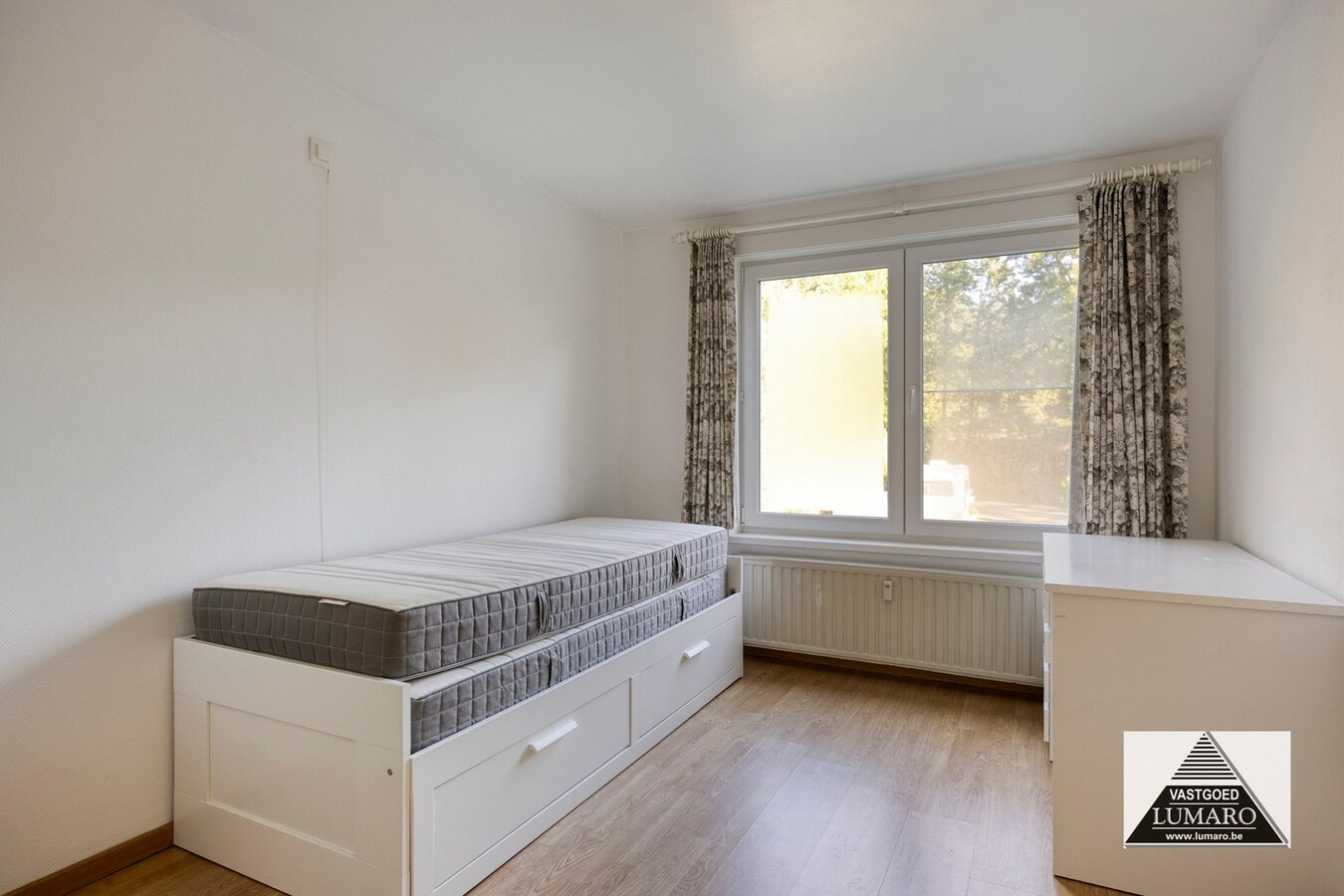 Gelijkvloers appartement met 3 slaapkamers, en ruime garage 