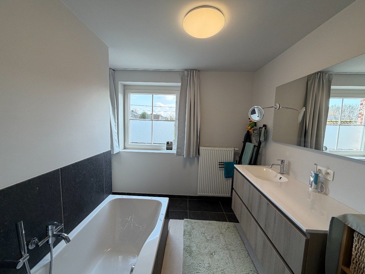 Rustig gelegen rijwoning met 3 slaapkamers, garage en zonnepanelen – Herdersstraat 33, Zulte 