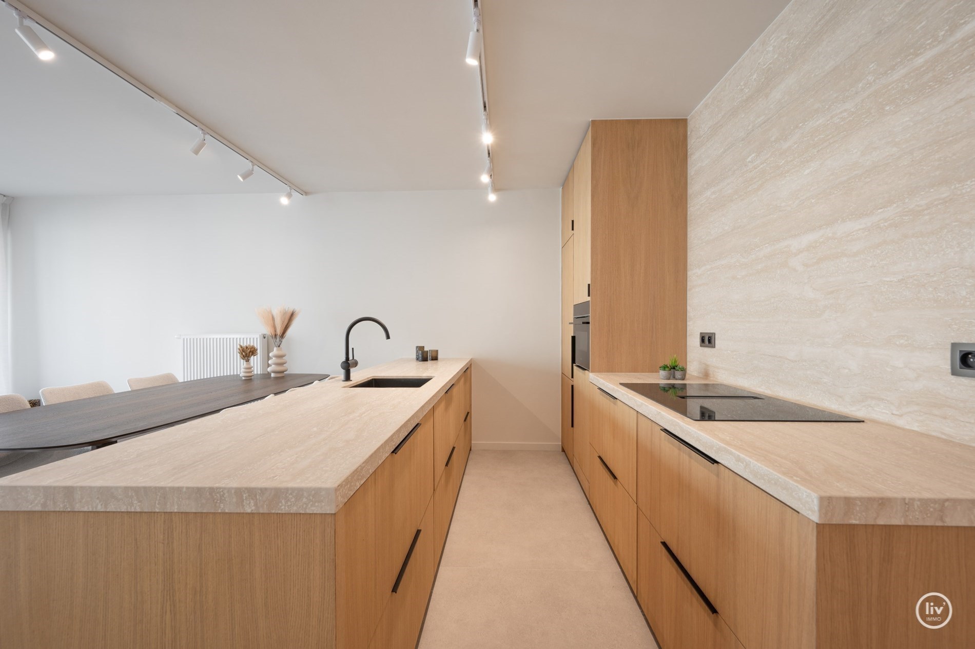 Gerenoveerd appartement met 2 volwaardige slaapkamers vlakbij het Vanbunnenplein te Knokke (mog. tot het huren van een inpandige garage) 