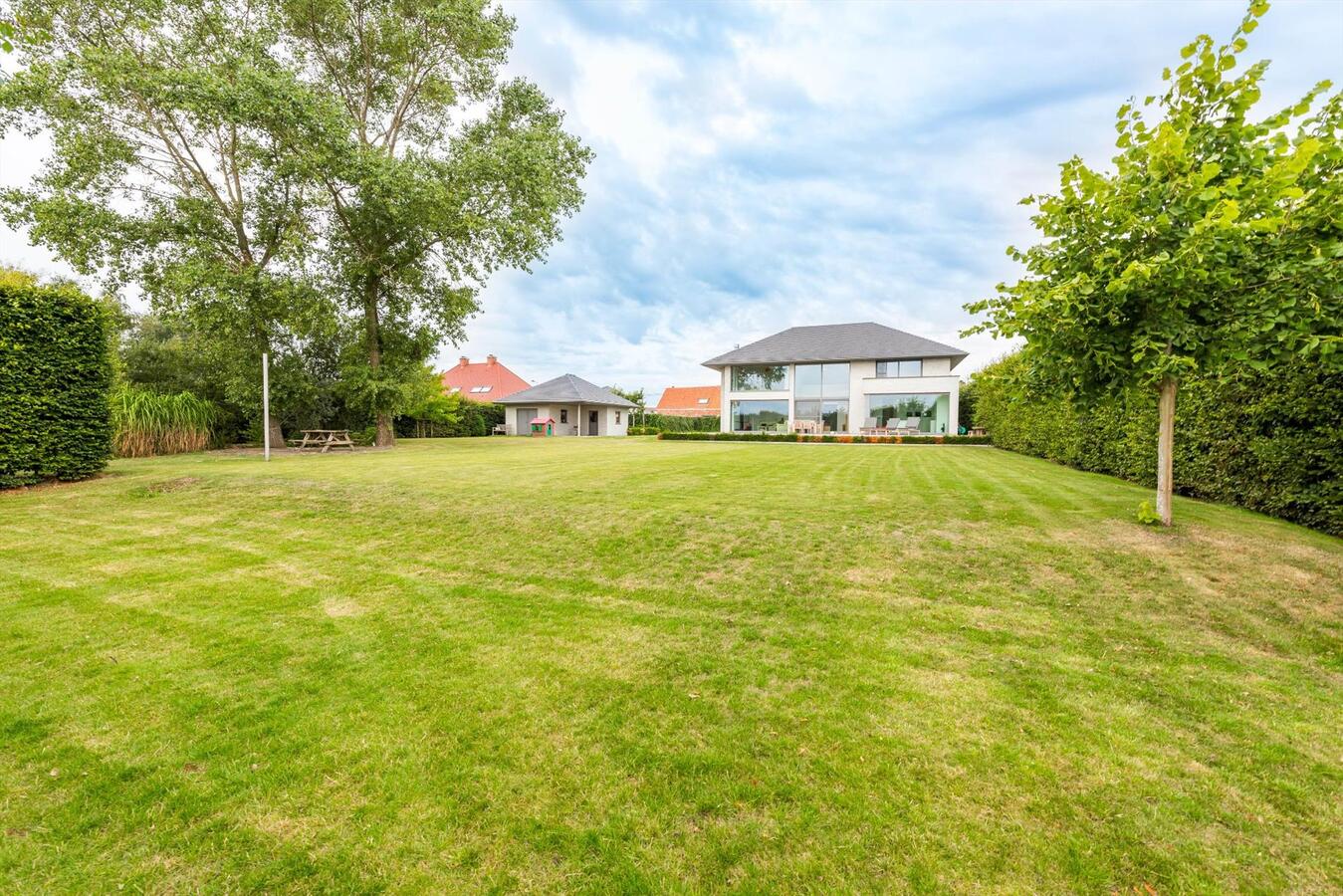 Exclusieve, riante villa op perceel van 3118 m² 