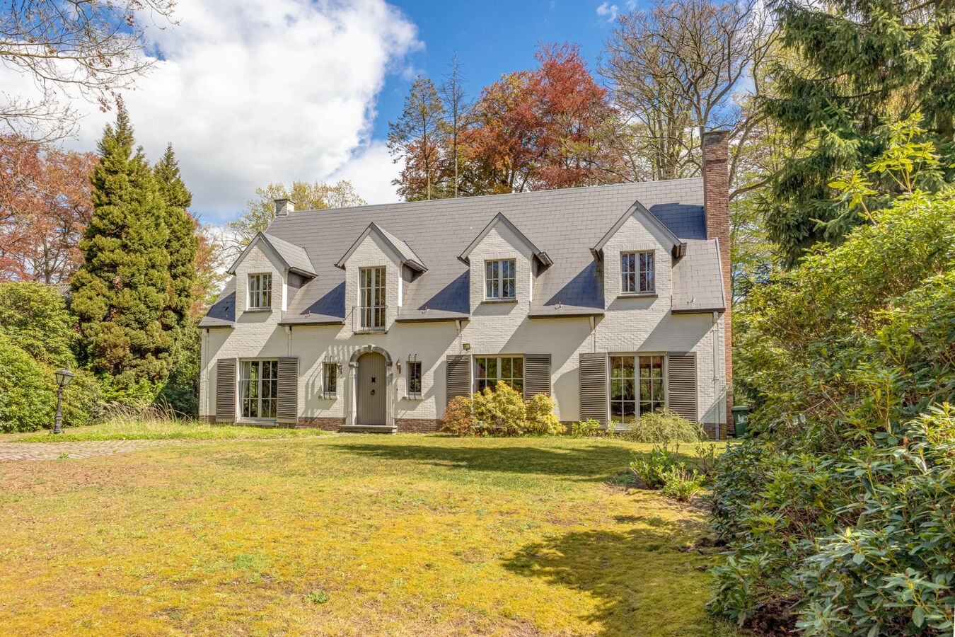 Villa met praktijkruimte en dubbele garage op riant perceel van 2.010 m² te Schoten 