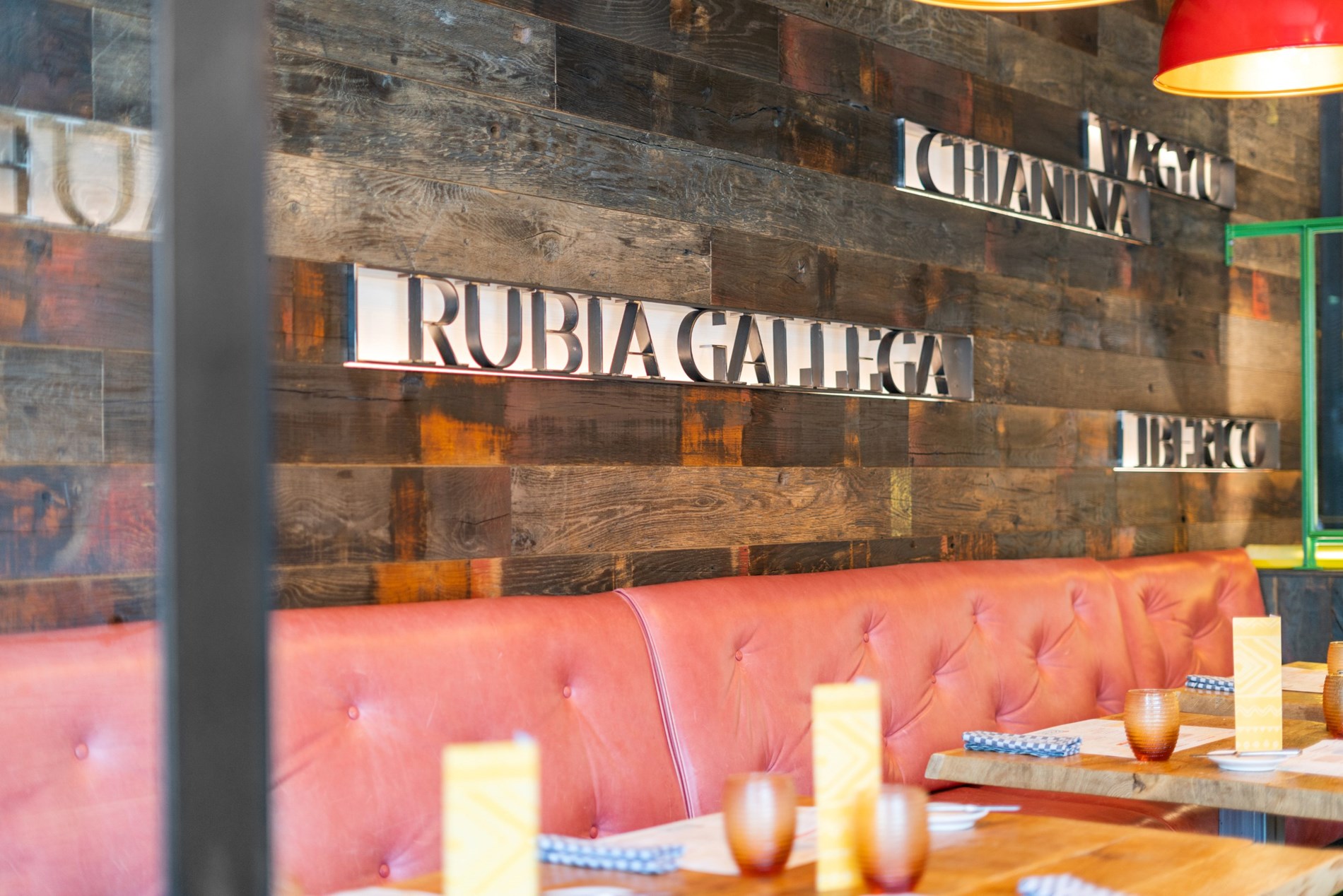 Magnifique local commercial fini (°2015), aménagé en restaurant équipé de toutes les technologies récentes et en excellent état, situé au centre de Knokke, à proximité de l'avenue Lippens et du marché 