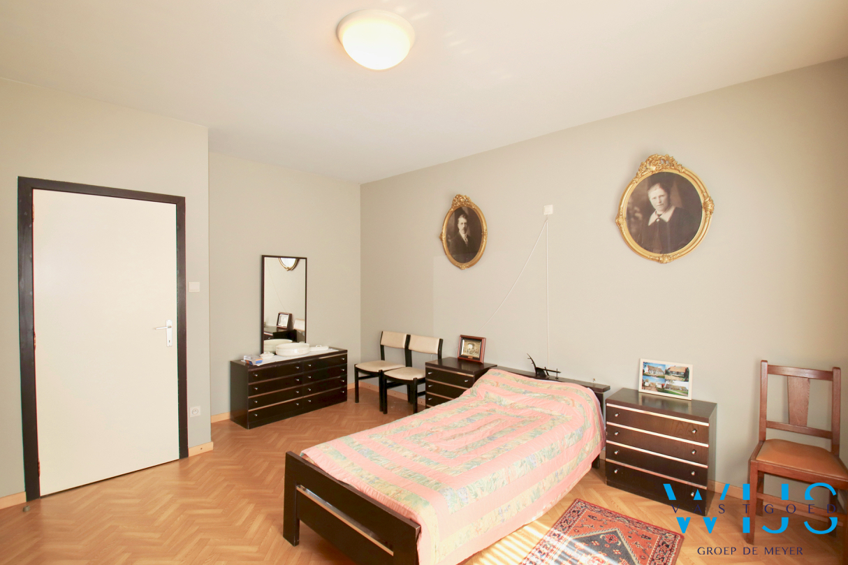 Stevige bungalow op een prachtig perceel van 925 m² te SLEIDINGE ! 