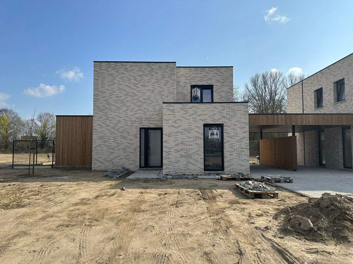 Nieuwbouw instapklare woning met 4 slaapkamers (waarvan 1 gelijkvloers) 